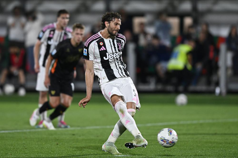 报16连胜终结之仇！凯恩破门追平姆巴佩，拜仁3-2柏林联合三线狂飙